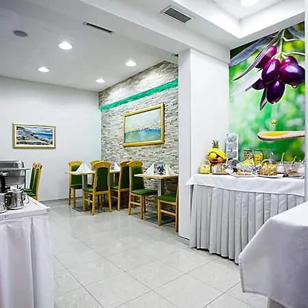 Готель Hotel More 3*