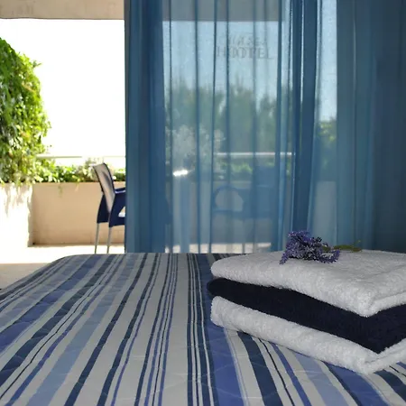 מלון Hotel More 3*