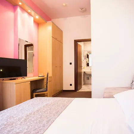 מלון Hotel More 3*